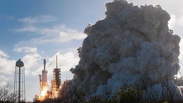 Exitoso primer lanzamiento del cohete más potente del mundo