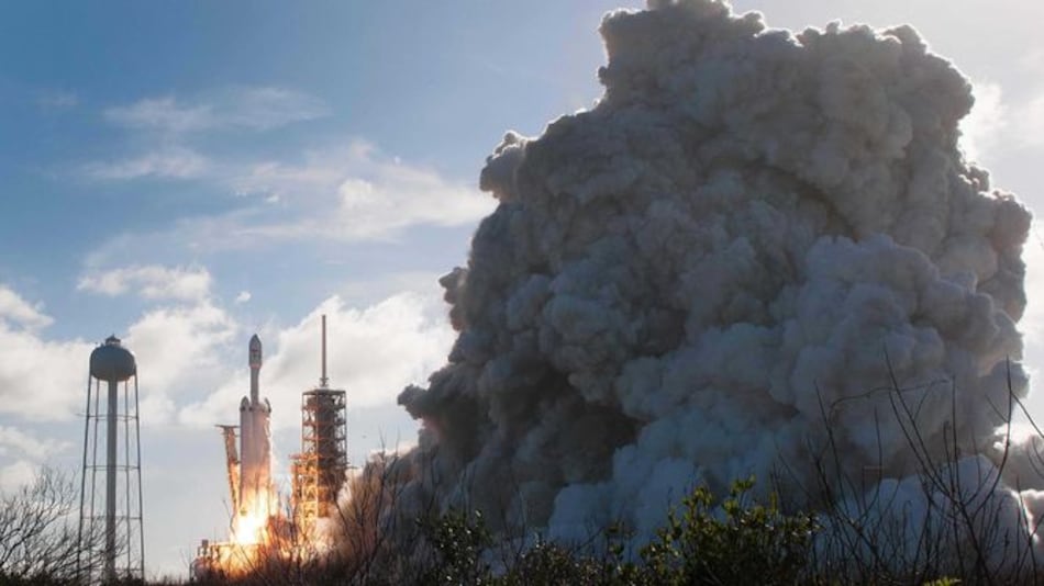 Exitoso primer lanzamiento del cohete más potente del mundo