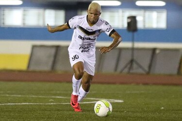 Árabe Unido se estrena con triunfo; gran actuación de Nelson Barahona