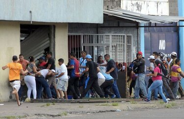 Queman una alcaldía y saquean camiones de comida