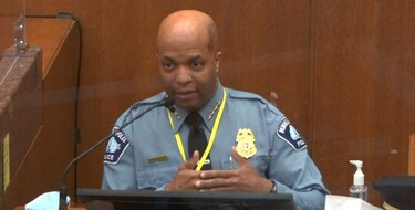 Policía de Estados Unidos inculpado por muerte de George Floyd, rebatido por sus superiores