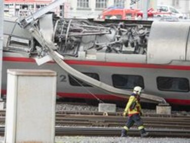 Tren italiano descarrila en Suiza; hay tres heridos