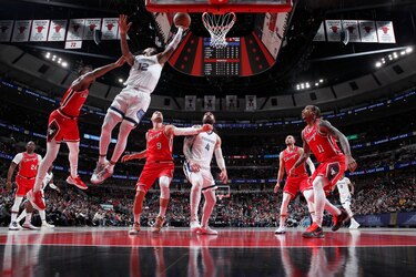 Morant tumba a Bulls con récord anotador; Nets sorprenden a Bucks