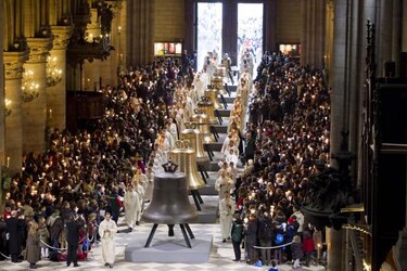 La catedral de Notre-Dame de París bendice sus nuevas campanas