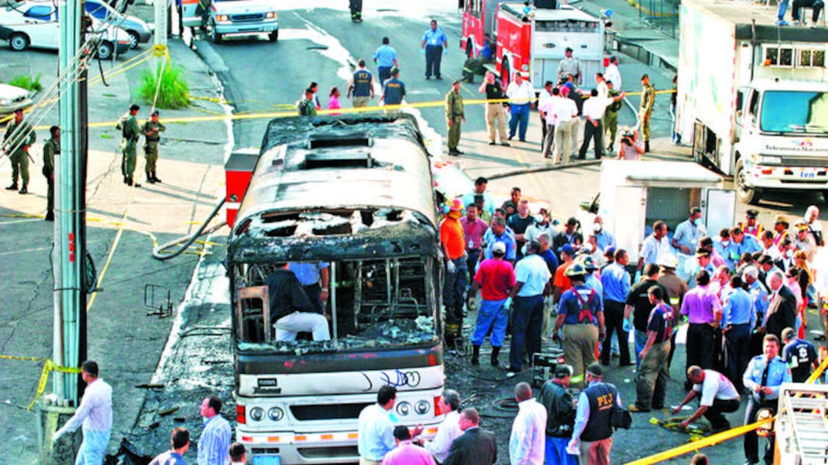 . El autobús de la ruta Mano de Piedra-Corredor Norte tenía capacidad para más de 40 personas sentadas, pero ese día llevaba pasajeros de pie. Justo cuando procedía