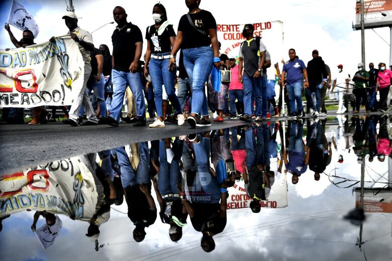 Manifestantes se enfrentan a antimotines en Colón