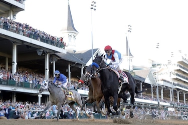 Medina Spirit, con la monta de Johnny Velásquez, le brinda a Baffert el récord de victorias en el Derby de Kentucky