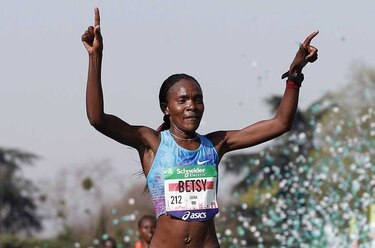 Lonyangata conserva su reinado al ganar el maratón de París
