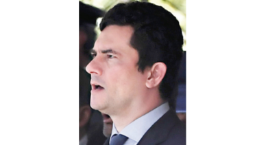 Piden renuncia de ministro tras filtración de mensajes