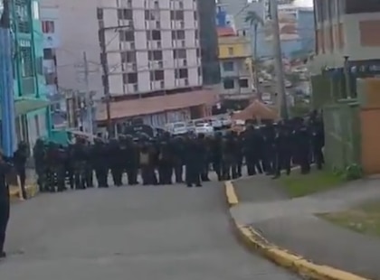 Policía impide protesta estudiantil frente a residencia del embajador de Estados Unidos en Panamá