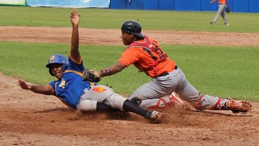 Los Santos, líder solitario del juvenil de béisbol