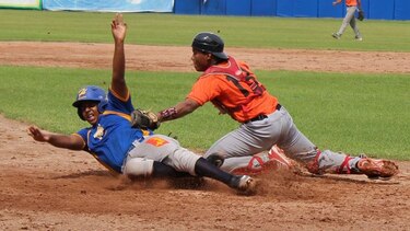 Los Santos, líder solitario del juvenil de béisbol