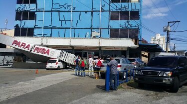 Se desploma techo de local comercial en la vía Transístmica