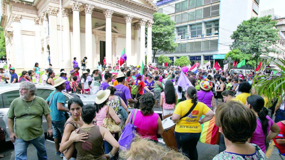 Miles de mujeres marchan