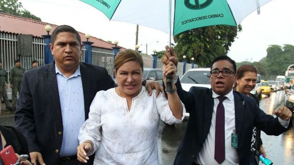 Alma Cortés sale de prisión tras consignar fianza de $300 mil