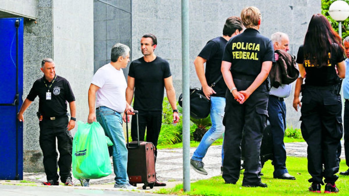 Ejecutivos de la Constructora Norberto Odebrecht son escoltados por oficiales de la Policía Federal de Brasil durante su traslado a Curitiba. Ayer fueron arrestadas 15 personas, entre ellas