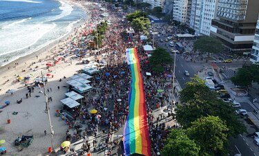 Miles de personas marchan en el Orgullo de Río de Janeiro en contra de la discriminación