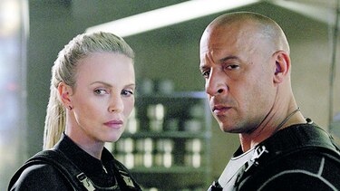 ‘Rápido y furioso 8’ sigue en el trono