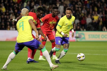 Brasil baila a Ghana y mete miedo a dos meses del Mundial