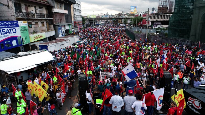 Ejecutivo anuncia un plan de austeridad; protestas siguen