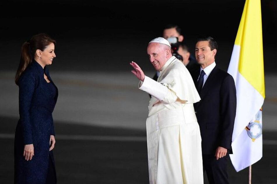 Papa Francisco parte de México despedido por miles de fieles