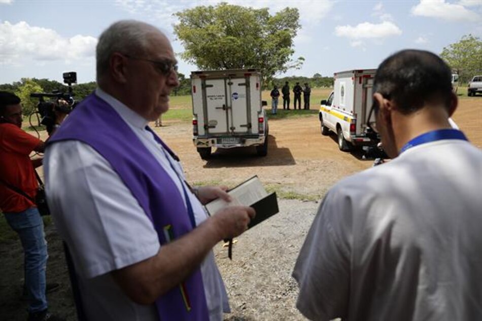 Realizan entierro solemne para 13 víctimas del accidente del bus en Gualaca