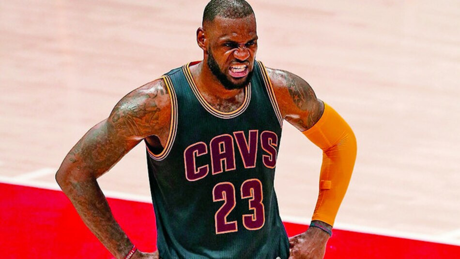 LeBron James es infiltrado por dolor de espalda