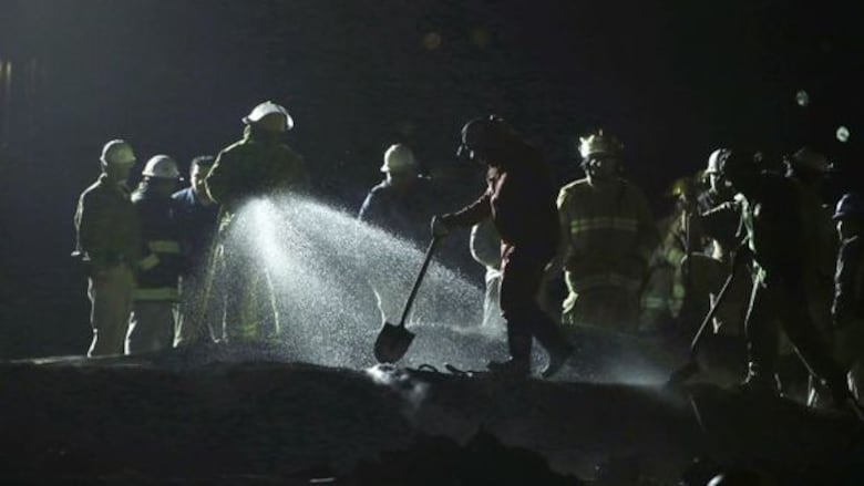 Sube la cifra de víctimas por estallido de oleoducto en México