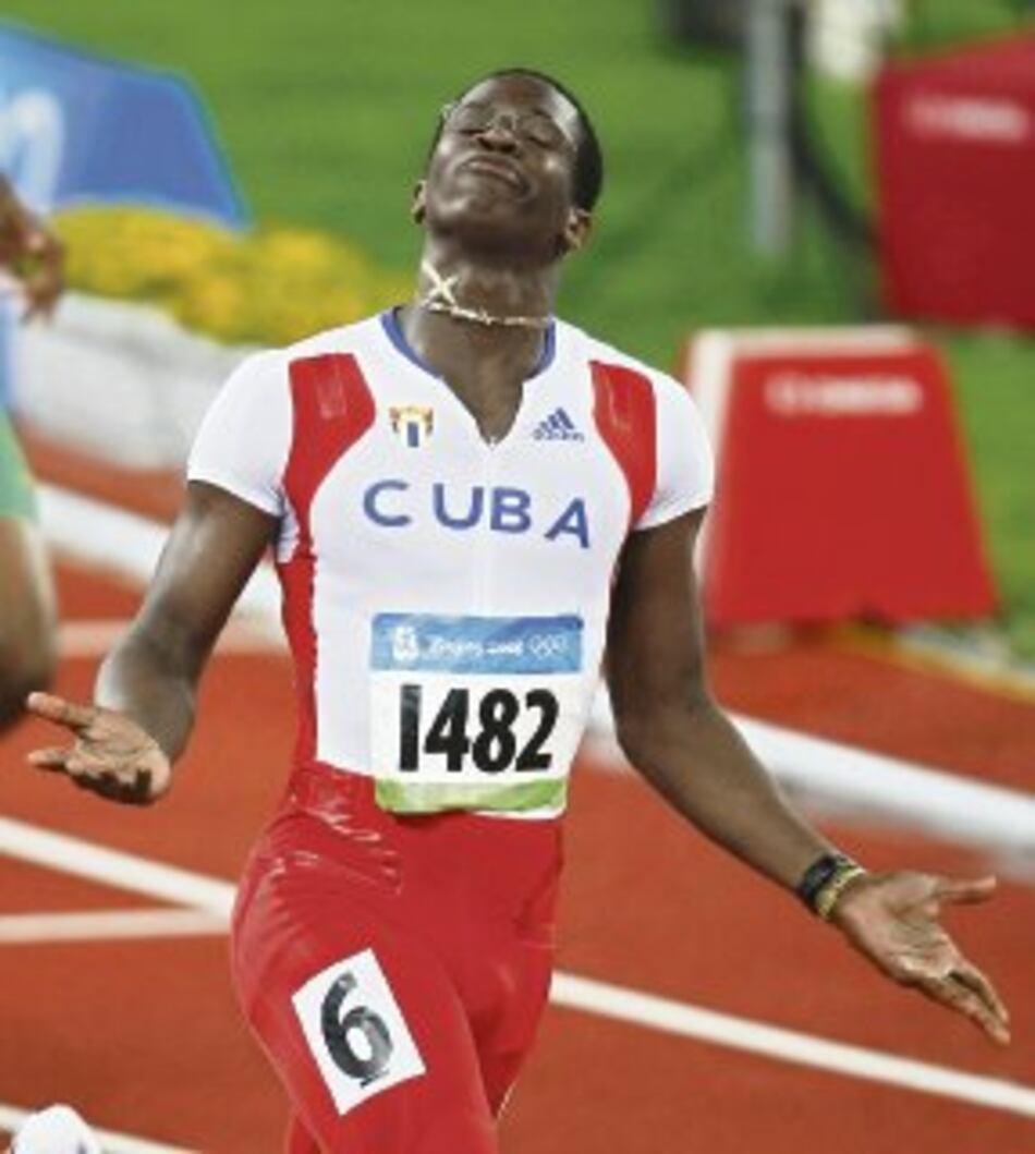 Dayron Robles se retira de competencia