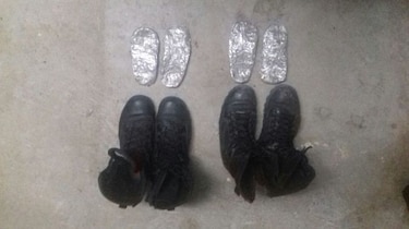 Detienen a dos custodios de la cárcel La Joya por llevar en sus botas presunta droga
