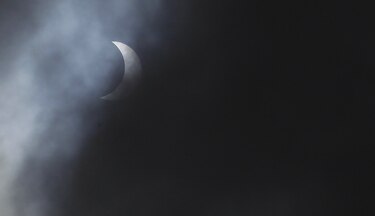 Una espesa capa de nubes impide apreciar el eclipse solar en Reino Unido