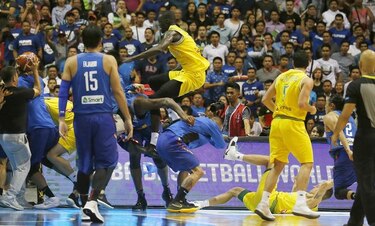 FIBA suspende a 13 jugadores por riña en juego Australia-Filipinas