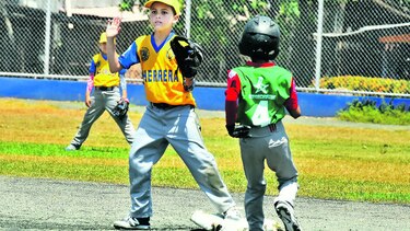 Herrera y Los Santos avanzan
