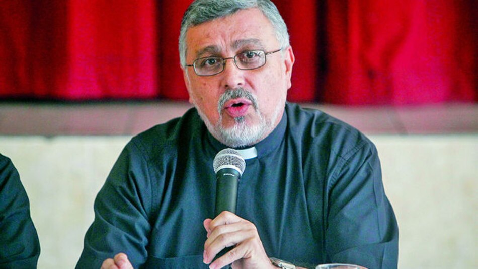 Suspenden a obispo por pedofilia