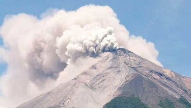 Volcán guatemalteco disminuye su erupción