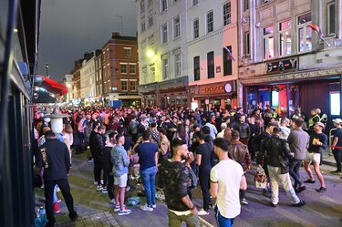 Noche de fiesta ‘fuera de control’ en Inglaterra en la reapertura de ‘pubs’