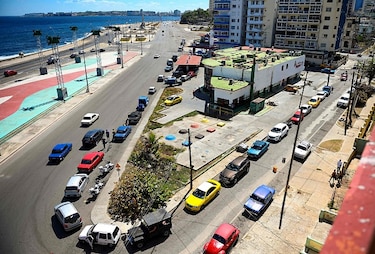 Las filas interminables en gasolineras vuelven a Cuba