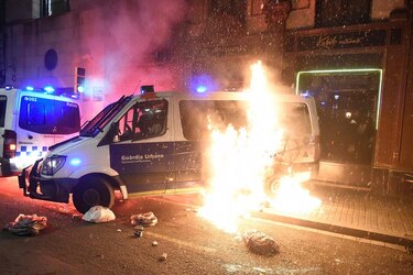 Asaltan comercios y lanzan bombas molotov a carros policiales durante protesta en Barcelona