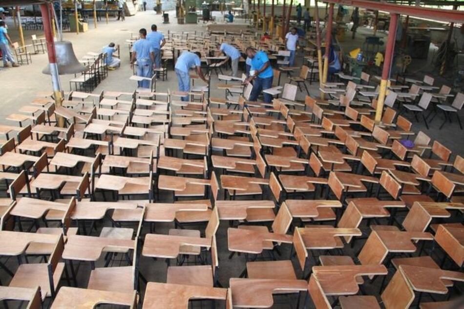 Privados de libertad restauran más de 5 mil bancas escolares