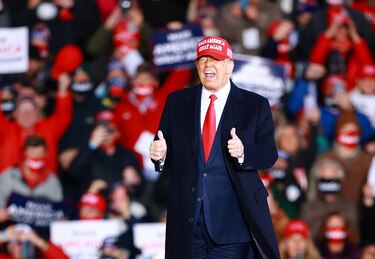 Trump se lanza a una campaña frenética mientras Biden se queda en casa