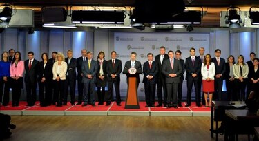 Santos presenta gabinete de paz, equidad y educación, con pocas caras nuevas