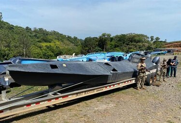 Detención provisional a tres colombianos que transportaban droga en un semisumergible