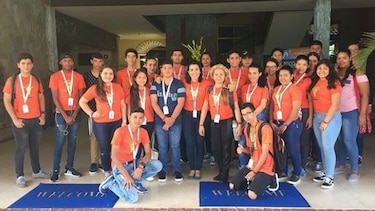 Jóvenes participan en campamento tecnológico