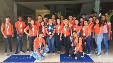 Jóvenes participan en campamento tecnológico