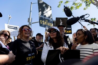 Los actores de Hollywood se toman las calles en su primer día de huelga