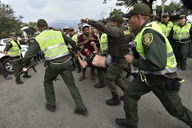 Venezuela: dos muertos y al menos 285 heridos; ordenan regreso de camiones con ayuda