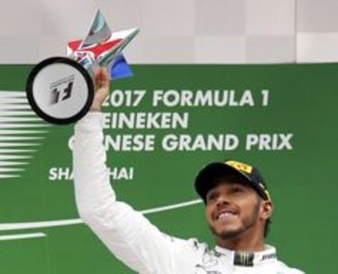 Hamilton gana su quinto Gran Premio de China; Vettel termina segundo