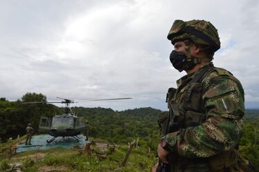 A la cárcel un militar colombiano y tres civiles por vender información a disidencias