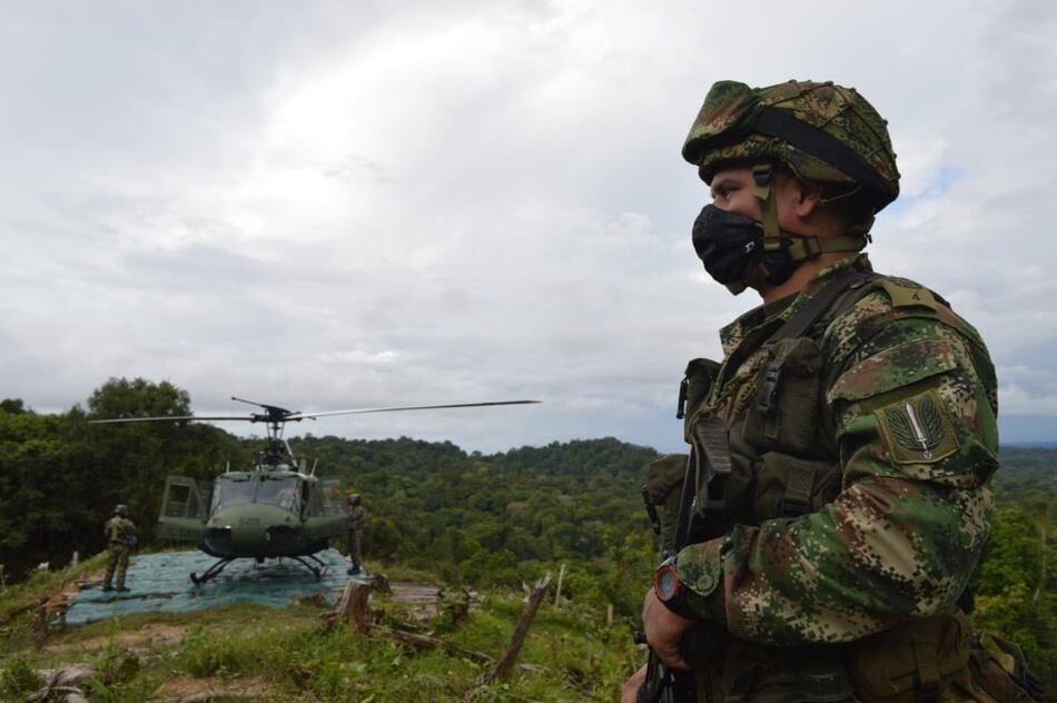 A la cárcel un militar colombiano y tres civiles por vender información a disidencias