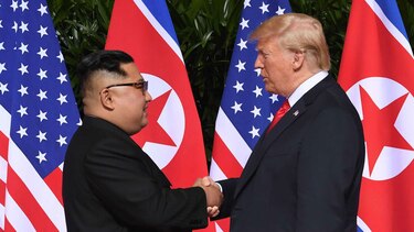 Histórico apretón de manos entre Donald Trump y Kim Jong Un
